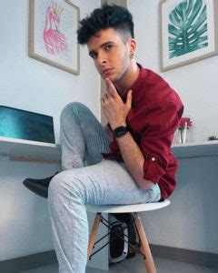 As of 2023, Seba Terry’s net worth is $100,000 - $1M. Seba Terry (born January 1, 1997) is famous for being youtuber. He currently resides in Uruguay. Uruguayan YouTuber whose vlogs, challenge videos and celebrity critiques have amassed him 90,000 subscribers and 6 million overall views. 
